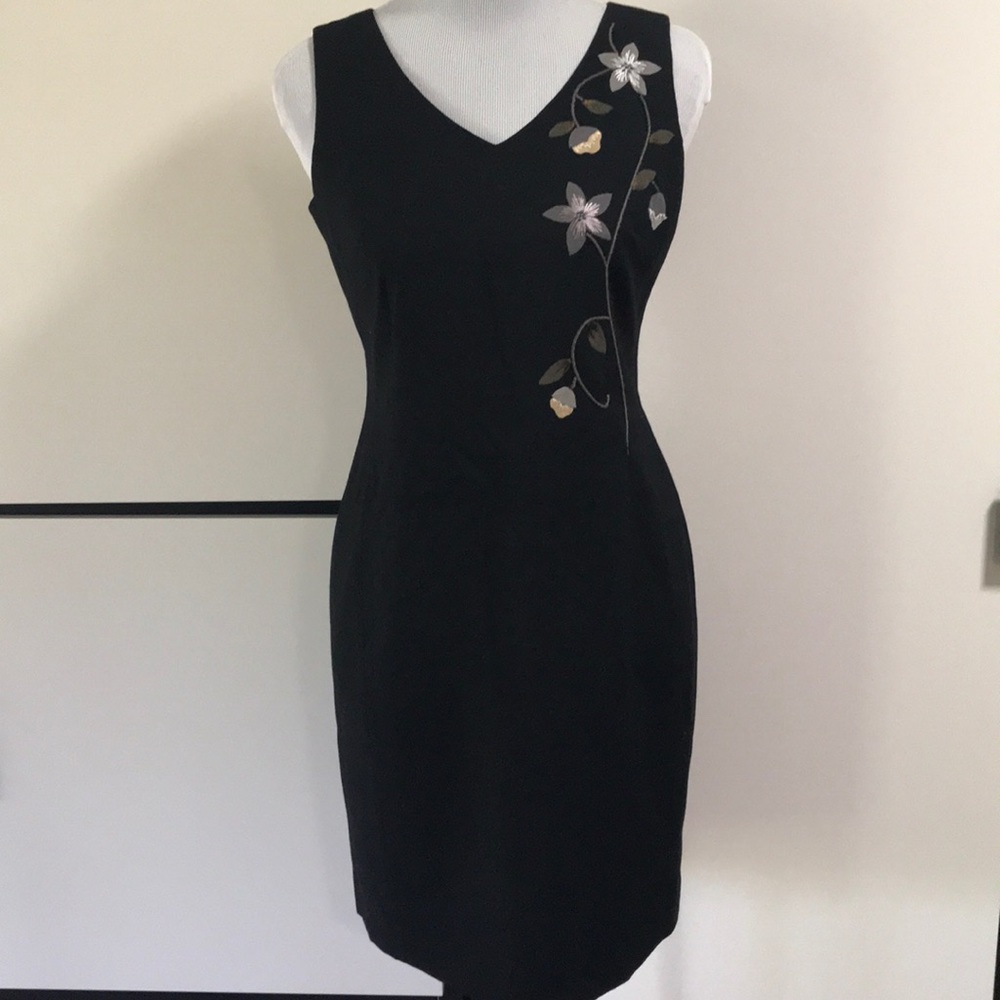 Ann Taylor lined embroidered dress